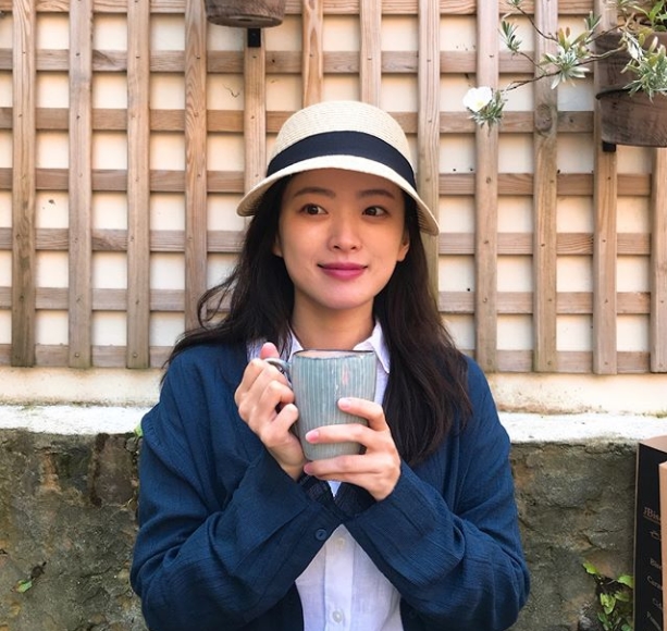 Actor Chun Woo-Hee has emanated a naive charm.Chun Woo-Hee posted a photo on May 25 with an article on his instagram saying good.The photo showed Chun Woo-Hee wearing a straw hat and holding a cup. Chun Woo-Hee boasted a brilliant beauty even though he was close to a person.The fans who responded to the photos responded I am so beautiful and atmosphere, I am the most cute in the world and I have a good day.delay stock