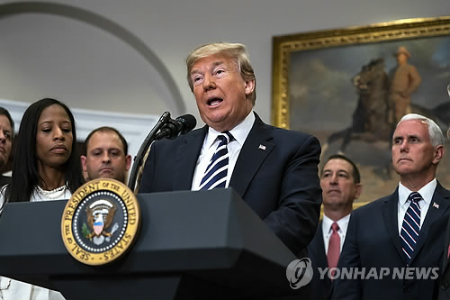 싱가포르 북미정상회담 취소 발표하는 트럼프 (워싱턴 EPA=연합뉴스) 도널드 트럼프 미국 대통령이 24일(현지시간) 백악관에서 마이크 펜스 부통령(오른쪽) 등이 지켜보는 가운데 김정은 북한 국무위원장과 하기로 예정돼 있던 6·12 싱가포르 북미정상회담을 취소한다고 발표하고 있다. ymarshal@yna.co.kr