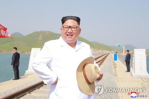 김정은, 트럼프 북미회담 취소일에 강원도 철로 시찰 (평양 조선중앙통신=연합뉴스) 김정은 북한 국무위원장이 강원도 지역에 새로 완공된 고암∼답촌 철로를 시찰했다고 조선중앙통신이 25일 보도했다.       [국내에서만 사용가능. 재배포 금지. For Use only in the Republic of Korea. No Redistribution]    photo@yna.co.kr