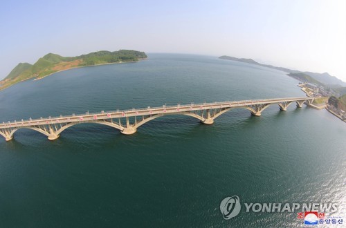 북한 강원도 철로 (평양 조선중앙통신=연합뉴스) 김정은 북한 국무위원장이 시찰했다고 조선중앙통신이 25일 보도한 강원도 지역에 새로 완공된 고암∼답촌 철로.       [국내에서만 사용가능. 재배포 금지. For Use only in the Republic of Korea. No Redistribution]    photo@yna.co.kr