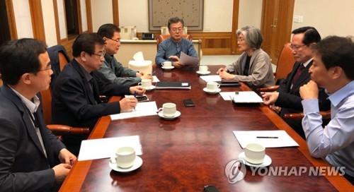 문재인 대통령, 긴급 국가안전보장회의 (서울=연합뉴스) 문재인 대통령이 25일 0시 트럼프 대통령의 북미정상회담 취소 발표와 관련해 국가안전보장회의(NSC) 상임위원 긴급회의를 주재하고 있다.  [청와대 제공=연합뉴스]    photo@yna.co.kr