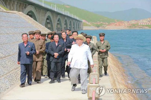 북한 김정은, 새로 완공된 고암∼답촌 철로 시찰 (서울=연합뉴스) 김정은 북한 국무위원장이 강원도 지역에 새로 완공된 고암∼답촌 철로를 시찰했다고 노동신문이 25일 보도했다. 사진은 철로와 그 주변을 둘러보는 김정은의 모습.       [국내에서만 사용가능. 재배포 금지. For Use only in the Republic of Korea. No Redistribution]     nkphoto@yna.co.kr