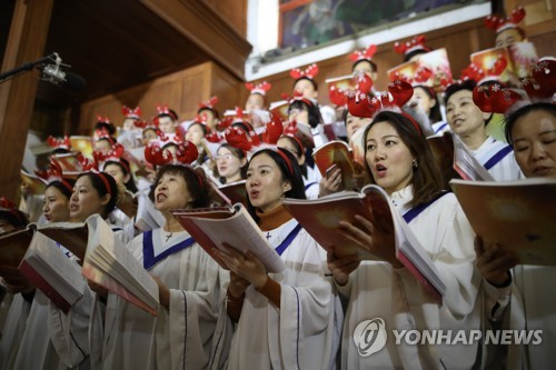 베이징 수안우멘성당의 크리스마스 이브 미사 모습. 이 기사와 관련 없음 [EPA=연합뉴스 자료사진]