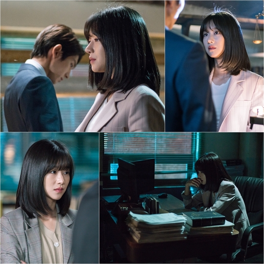 Seo Ye-ji stands at a bilateral crossroads between Lee Joon-gi and Lee Hye-Yeong.TVNs Saturday Drama Lawyer (played by Yoon Hyun-ho/director Kim Jin-min) released a photo on May 26 showing Seo Ye-ji (played by Ha Jae-i) in distress.In addition, Seo Ye-ji is caught with a suspicious eye toward Lee Joon-gi (played by Bong Sang-pil), raising questions about what story will unfold.In the open photo, Seo Ye-ji suddenly turns away from Lee Joon-gi while sending a cold eye as if confused.I am not only worried about not being able to tell myself, but also telling everything with my eyes what Lee Joon-gis heart is.Especially, the figure of Seo Ye-ji, who is concentrating on the office where the fire is turned off and seems to be thinking hard, catches the eye.In the 4th episode of Lawless Lawyer, which was broadcast earlier, Ha Jae-yi was confused after witnessing Bong Sang-pil and Cha Moon-sook, who are at odds over the murder of Choi Jin-ae, a human rights lawyer in the past.Above all, Cha Moon-sook is the object of envy that he admired since he was a child.As Bong Sang-pil reveals his hostility to Cha Moon-sook, Ha Jae-yis suspicions toward him are getting bigger, and he foresaw the change in the relationship between these three people and made the story more curious.emigration site