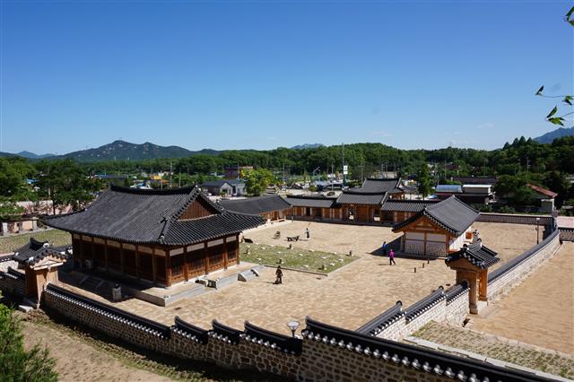 뒷동산에서 내려다본 양주관아의 동헌 권역