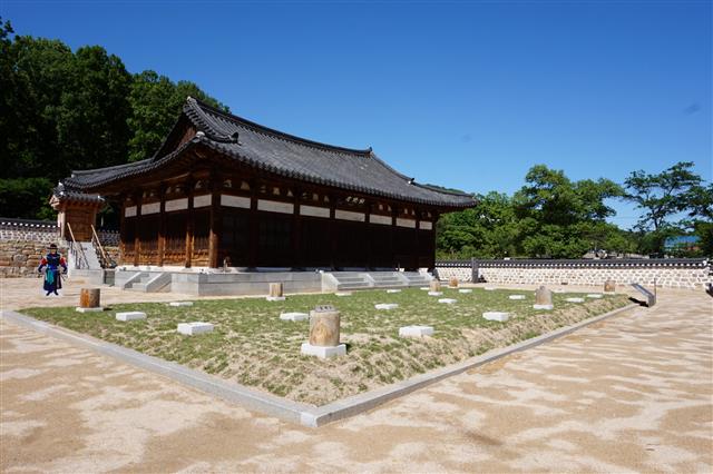 1997년 근거 없이 복원한 동헌 매학당(梅鶴堂). 2001년 발굴조사에서 제 위치가 드러나는 바람에 표석을 세워 놓았다