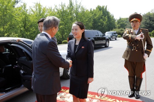 문 대통령 맞이하는 김여정 (서울=연합뉴스) 문재인 대통령이 26일 오후 판문점 북측 통일각 앞에 마중 나온 김여정 노동당 중앙위원회 제1부부장과 인사를 나누고 있다. 2018.5.26 [청와대 제공=연합뉴스]      photo@yna.co.kr