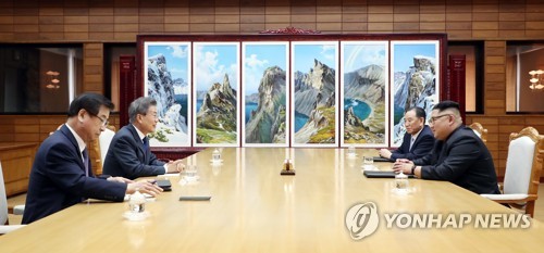 문대통령, 김정은 위원장과 두 번째 정상회담 개최 (서울=연합뉴스) 문재인 대통령과 김정은 국무위원장이 26일 오후 판문점 북측 통일각에서 정상회담을 하고 있다. 2018.5.26 [청와대 제공=연합뉴스] photo@yna.co.kr