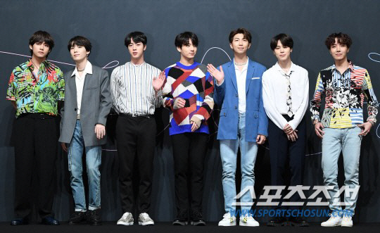 At the same time as the comeback, it is sweeping the top of terrestrial music broadcasting.BTS, which has a colorful comeback show on World stage, is on top of Music Bank and Music Center and Inkigayo, continuing its first march in Korea.BTS won the first trophy at the same time as comeback on SBS Inkigayo broadcast on the 27th. It was the top of the list, surpassing the first candidate girlfriend Night and Nilo Ginaoda.This earned BTS three gold medals with Fake Love.On this day, the members set up the stage with the regular 3rd album Anpanman, Airplane pt.2 and the title song FAKE LOVE.After winning the first prize, RM said, We will do our best to broadcast music and give the stage in the future. We will also prepare for the concert starting in August.Previously, they showed their absolute influence by coming to the top with comeback on KBS 2TV Music Bank and MBC Show Music Center broadcast on the 25th.It is not easy to climb to the top of the week when it comes to comeback according to the counting method.The record being set is also World.The third album, LOVE YOURSELF Tear, released on the 18th, is also recording a record of 1.44 million pre-orders for the album and the top of the iTunes top album chart in all 65 World regions.The title song FAKE LOVE (Fake Love) topped the list in the iTunes Top Song Chart in 52 regions, including Denmark, Finland and Chile.In particular, all 11 tracks, all of the albums songs, were placed on TOP 20 in US iTunes Top Song Chart, which is considered to be the main failure of pop.In Korea, the sea lightly swept the top of the time chart of all online music sites.Earlier, they set a record for winning the Top Social Artist Award for the second consecutive year, beating Justin Bieber and Ariana Grande in the comeback stage at the 2018 Billboard Music Awards.On the same day, the show featured Bigton, The Eastlight, TinTop (TEEN TOP), WINNER, Lovelies, N.Flying, Cross Jean (CROSS GENE), Dreamcatcher, Ben, Canto, KHAN (Kan), Spectrum, and G-reyish (Gracie).