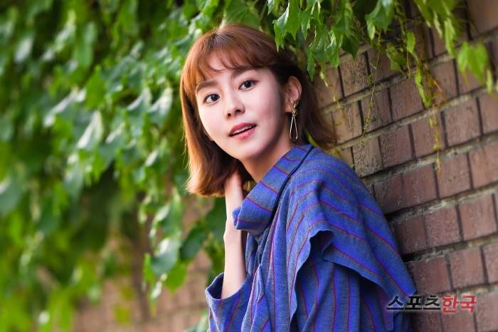 Actor Uee celebrates fellow Jung Hae Ins winOn the 24th, an interview was held at a cafe in Nonhyeon-dong, Gangnam-gu, Seoul, to commemorate the end of the MBC weekend drama Deryl Husband Ojakdu (playplayplay by Yoo Yoon-kyung, directed by Baek Ho-min, etc.)Uee and Jung Hae In played a role in Lee Se-jin and Tak in MBC Bullshit Sung which was aired last year.Uee said of Jung Hae In, who became a stardom with the popularity of JTBC Bob Good Sister, I knew that Friend would be good.I was so good at shooting that it was the same age. As Friend, I envy Jung Hae In.I liked Son Ye-jin from the old classic, but is not the friend the opponent? I also contacted him to do this work and to do the Friend, not to hurt, but it was so good.Friend is doing well, so I want to applaud and applaud. Meanwhile, MBCs Deryls Husband Ojakdu is a drama about the process of a non-married woman, Han Seung-joo, in her mid-30s, contracting a marriage with Kim Kang-woo to win the title of married woman.Uee Kim Kang-woo Jung Sang-hoon (Eric Joe) Han Sun-hwa (played by Jang Jang-jo) and others, and it ended on the 19th.