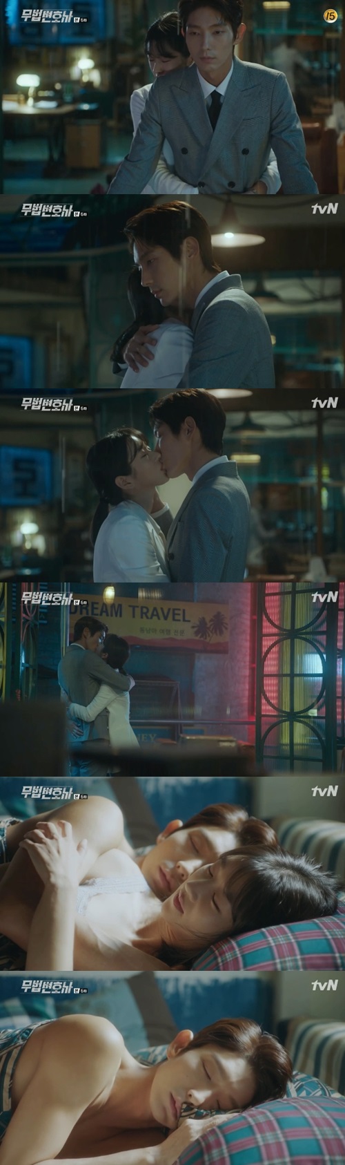 Lee Joon-gi and Seo Ye-ji have been reborn as a deeper relationship with the past hurt.Bong Sang-pil (Lee Joon-gi) and Ha Jae-i (Seo Ye-ji) slept in a kiss at the 6th TVN weekend drama Lawless Lawyer broadcast on May 27 (playplayed by Yoon Hyun-ho/director Kim Jin-min).Bong Sang-pil told Ha Jae-yi all of his past and kept his side with the hard work.Ha Jae-yi was confused when he found out that his mother was kidnapped after witnessing the murder of Choi Min-soo, but he called his father, Ha Gi-ho (Lee Han-wi), but said nothing.Bong Sang-pil carried Ha Jae-yi.The next day, Ha Jae-yi asked Bong Sang-pil, So you came to revenge for the establishment, and Bong Sang-pil replied, Oh, and to tell Ha Jae-yi the truth. Ha Jae-yi said, Why did you become a lawyer?Is it her? She was a good lawyer. Is there any other reason?Bong Sang-pil said, No, so far, and Ha Jae-yi asked, How did Bongbyeon know about my mother? He replied, He saved me the day he was kidnapped.Ha Jae-yi visited Woo Hyung-man (Lee Dae-yeon) saying, What about my mother? You dont have to answer, Ill listen to her myself.Yoo Gyeong-sang