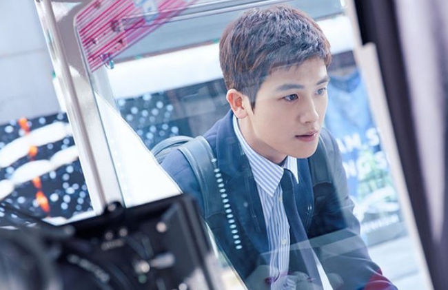 Actor Park Hyung-sik has released Suits shooting behind-the-scenes cuts.Park Hyung-sik wrote on his Instagram account on Thursday: At once with genius angle calculations and natural hand gestures!# I can not draw _ I have tried several times _ Secret and released three photos.Park Hyung-sik in the public photo is wearing a Suits and is enthusiastic about the Prize Claw.This is the scene that appeared in the 9th KBS 2TV drama Suits broadcast last week, and Ko Yeon-woo (Park Hyung-sik) presented the hard-picked doll to Kim Ji-na (Ko Sung-hee).Kim Ji-na said, I picked it at once with genius angle calculation and natural handwork. In fact, it was a doll that was picked after several attempts.How hard Ko Yeon-woo has been to pull this doll is a smile because he can see the desperate expression of Park Hyung-sik in the photo.Meanwhile, Park Hyung-sik is currently playing the role of a fake lawyer with a genius matching king in Suits.Park Hyung-sik Instagram