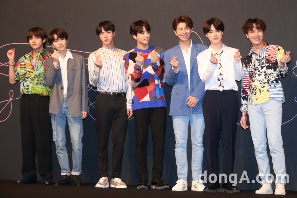 It is sweeping the domestic and international soundtrack charts as well as sweeping domestic music programs nine days after BTS released its third full-length album.There is interest in whether BTS will be able to top the Billboards 200 charts with momentum.BTS announced its regular 3rd album [LOVE YOURSELF Tear] at 6 pm on the 18th.The album title song FAKE LOVE topped the real-time chart on major soundtrack sites in Korea, including Melon Mnet Bucks, within an hour of its release.FAKE LOVE Music Video exceeded 10 million views in 4 hours and 55 minutes.The previously announced DNA Music Video was cut in half compared to exceeding 10 million views in 8 hours and 4 minutes.The FAKE LOVE Music Video surpassed 20 million views in 8 hours and 54 minutes, and exceeded 100 million views at 2:45 am on the 27th, 9 days later.This is the shortest time record of BTS Music Video views.A total of 1 million 3524 copies were sold from the 18th to the 24th, up 250,000 copies from the previous albums weekly sales of 759,263 copies.As a result of the final order of the pre-order, 1.52552 orders were recorded.BTS, which unveiled the stage of FAKE LOVE for the first time in the world at the 2018 Billboards Music Awards on the 20th.Those who attended for the second consecutive year won the Billboards Music Awards Top Social Artist Award this year.On the 25th, he appeared on the famous American talk show The Ellen DeGeneres Show (Peter Ellenshaw).Billboards also reported reports of raising expectations, such as BTS.Billboards said on the 26th (local time) that post Malone and BTS are competing to win the # 1 spot on the Billboards 200 this week, and that if BTS is ranked # 1, it will be the first record in K-pop history.It doesnt have to be the number one, but theres no reason to be the number one player. Its noteworthy whether BTS will write a new history of K-POP.This weeks Billboards 200 chart will be released on the morning of the 29th (Tuesday) in Korea time.