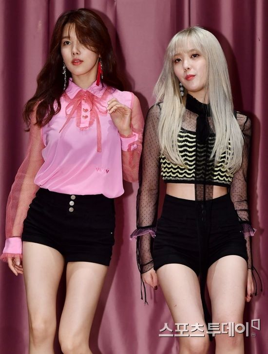 Yang Jiwon, Shin Yoon-jo of Project Girl Group Unity (UNI.T) is presenting a wonderful stage at the Fan signing event to commemorate the release of the first Mini album line at the International Youth Center International Conference Hall in Gangseo-gu, Seoul on the evening of the 27th.May 27, 2018.