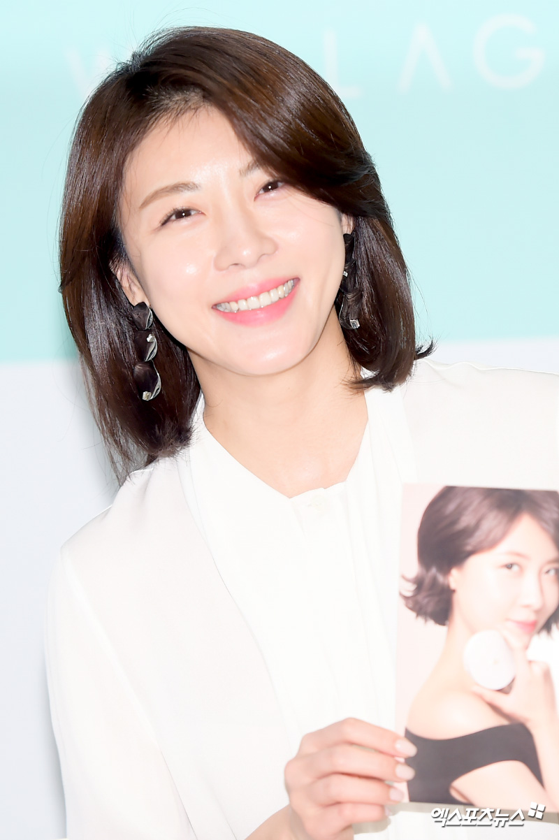 Ha Ji-won, a derma cosmetics brand Wellaju model of Hugel, a biopharmaceutical company that attended the Fan signing event held at Lotte Department Store Incheon branch on the afternoon of the 26th, is posing.