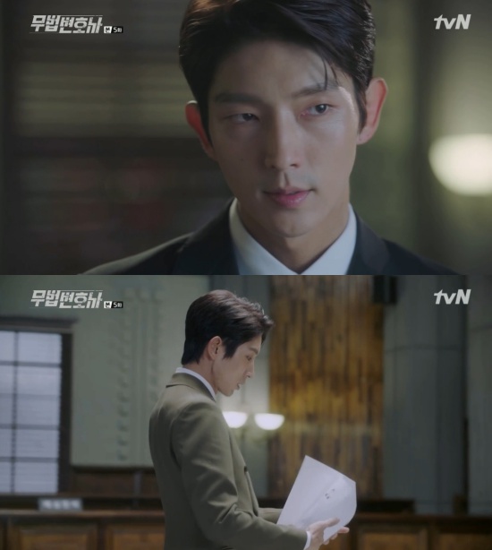 Lawless Lawyer Lee Joon-gi has cornered Choi Min-sooIn the 5th episode of the TVN Saturday drama Lawless Lawyer, which was broadcast on the 26th, Bong Sang-pil (Lee Joon-gi) prepared a trial for the case of Lee Dae-yeon.On this day, Bong Sang-pil found out that Broker, who had taken his Shin Yi hand and handed it to the prosecution, was attending the prosecutions Innocent Witness in the case of Woo Hyung-man, but it was a reaction that did not seem to worry at all.In particular, he went to An-oju and took out the cell phone that Jin Bum-soo had and stimulated him.After that, Ha Jae-yi went to Woo-hyungman with Bong Sang-pil and asked about broker.Ha Jae-yi, who learned that he was usually doing drugs, emphasized, If An-ohs name does not come out, he should be pulled out of his mouth. Bong Sang-pil asked Woo Hyung-man to tell him everything about the family relationship and characteristics of Broker.Woo Hyung-mans trial day. Bong Sang-pil asked Broker, who was sitting in the Innocent Witness seat, Do you know Mr. Cho Bum-soo, really do not know? But Broker was silent.In response to the expected response, Bong said, Innocent Witness has ordered the murder of Cho Bum-soo, a knifeman, to kill Lee Young-soo.I had forgotten that Innocent Witness job was a broker.So, Innocent Witness was commissioned by someone and connected with the knifeman Cho Bum-soo. Towards the hesitant broker, Bong said, Innocent Witness is a broker that has been quite good in the underworld, but has no criminal record. I will ask the essential question to reveal the reality of the trial.Innocent Witness was booked four years ago - how did you get away with it?The atmosphere of the judge has heightened in Bong Sang-pils actions, and Cha Moon-sook (Lee Hye-young) said, It is good not to answer the Innocent Witness.Then Bong Sang-pil approached Broker and said, Do you care if all the actions I did four years ago, seven years ago are known in front of my mother?Im sitting in the Innocent Witness seat, but next time Im sitting in the defendants seat. Be a criminal in front of your mother.Tell me who your name is, he whispered.Broker then saw his mother sitting in court and said, I received the money and introduced him to the knifeman. That was the secretary.I didnt know it would kill Mayor Lee Young-soo. Im sorry. Im sorry. Bong said, Its more than that. Your Honor.Photo = TVN broadcast screen