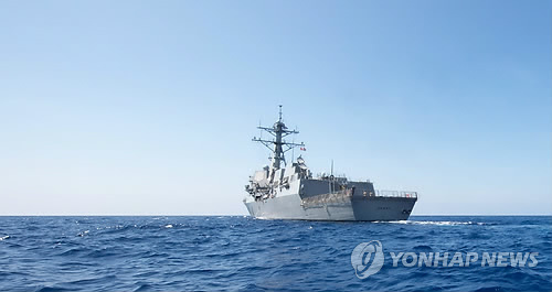 미 해군 구축함 '듀이'가 2017년 5월 남중국해에서 '항행의 자유' 작전을 수행하는 모습[EPA=연합뉴스 자료사진]