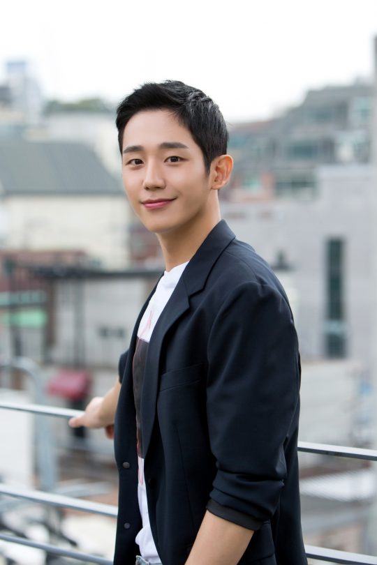 Actor Jung Hae In opened up about the Baeksang Arts Awards group photo, which was controversial due to the selection of the place.He said he made a mistake because he was so nervous after winning the popular award.On this day, Jung Hae In said, I think it has been nearly a month since the Awards have been around.I was so overly rewarded and I was the first to have such big awards, he said, after winning the popular award at the time.I kept mind control to keep myself from being nervous, but I was extremely nervous, he said.Jung Hae In apologized, saying, The controversy at the time seemed to have been caused by his inexperience. I should have looked around and cared, but I think there are many things I missed because I lacked.I thought I should look around and be careful in any future, he added.Jung Hae In is trying not to be attracted to the popularity of the present, although she has been ranked as a top star by earning the nickname of the peoples younger sister with her beautiful sister who buys rice well.I think popularity is like a beer bubble, and if you shake it too much, it will be easy to lose your center, he said. Im just trying to feel half the feelings I feel now.Jung Hae In played Seo Jun-hee, a younger boyfriend of his sisters friend Yoon Jin-a (Son Ye-jin), in Beautiful Sister Who Lives Well, and received favorable reviews for her appearance and outstanding acting skills.He has been resting since the end of his work on the 19th and is choosing his next work. I want to show my performance as soon as possible.