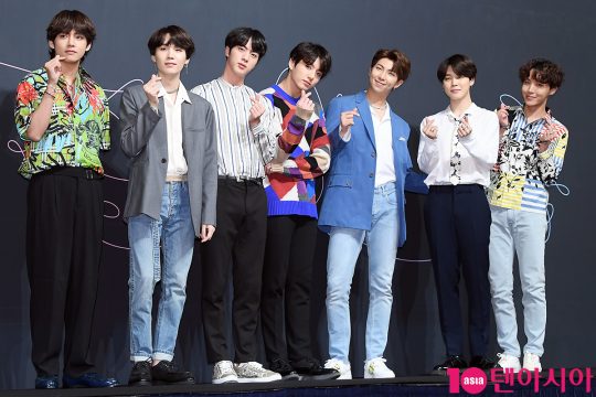 The group BTS topped the Billboards main record chart Billboards 200 with its third regular album LOVE YOURSELF Tear.It is the first record of Korean singers.The first record made in a non-English language on this chart was ranked No. 1 in 12 years after the album Ancora, which was sung by the male four-member popper group Il Divo in Spanish, Italian and French in 2006.Billboards is showing great interest by placing an article on the main screen of the website with the news of BTS Billboards200.BTS top Billboards is a victory for Fandom Armie.The Billboards 200 ranks Bigger Than Life record sales, online streaming, and downloading figures.According to Billboards, BTS had 135,000 points in record figures counted by Monday (local time).Of these, 100,000 were obtained from the Bigger Than Life record sales; 100,000 copies were sold at United States of America in the week after the record release.Of the remaining 35,000, 26,000 occurred in streaming and 9,000 in downloads.Post Malones Beerbongs & Bentley record, which competed with BTS for the first place, earned a high score in streaming.As the market size of digital music surpassed Bigger Than Life, the sales volume of music soon became an indicator of the size and loyalty of fandom.In fact, United States of America and other former World Armies follow Koreas idol fandom culture, which supports singers with organized and planned movements.Earlier, BTS kept its top spot for more than 70 weeks on the social 50 chart.This chart ranks by measuring the activeness of interactions on social media, such as mentioning BTS on various social networks or their number of followers.His performance on the social 50 charts has been an important driving force for BTS to win the Billboards Music Awards top social artist category for the second consecutive year.It is another record that makes Amis firepower in United States of America guess.This is clear: BTSs United States of Americas popularity, and even its global popularity, is not a one-off event.At the Billboards Music Awards held on the 20th, host Kelly Clarkson introduced BTS as the best boy group in the former World, not Koreas boy group.This means that interest in BTS is not a temporary curiosity about a strange country called Korea.BTS is not a K pop star in United States of America, but is accepted on the same line as World Stars in the local market.