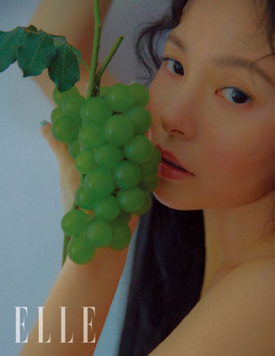 Actor Min Hyo-rin has emanated an elegant charm through the June issue of No.1 fashion media Elle.Turning into a woman in a masterpiece, she perfectly digested various styles of Dresses ranging from elegant flower pattern Dresses to bold tube top Dresses, and she showed her fashion icon aspect without regret.This picture adds to her speciality by participating in the project. She has shown her unique neat and Dreamy visuals as she is called Picture Artisan among the staff.In an interview with him, I was able to hear about the human being Min Hyo-rin, who had a new change in his life.She also talked about how to reach the public through her job as an Actor. I can not be a 100% good person, but I want to be a good influencer.Looking back on my life, it was the people who supported me around me in the end. He said, I want to give good energy and positive influence to my loved ones in the future.I added.Interviews with Actors Min Hyo-rins pictorials can be found in the June 2018 issue of Elle and on the Elle.co.kr website.