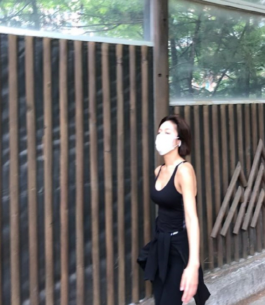 Actor Hwang Jung-eum showed off his perfect figure.Actor Hwang Jung-eum posted several photos on his instagram on the 28th.In the public photos, Hwang Jung-eum is making a chic atmosphere in all black, especially the sky-high body that is revealed by Na City.In another photo, Hwang Jung-eum is pictured taking Selfie: Hwang Jung-eum has her hair tied and smiles, doubling her freshness.Hwang Jung-eum married businessman Lee Young-don in February 2016 and got a son in August last year.He is active in SBS new tree mini series Hunnam Chung.