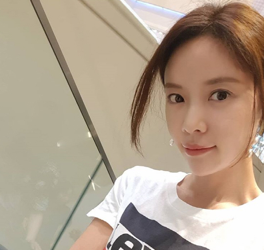 Actor Hwang Jung-eum showed off his perfect figure.Actor Hwang Jung-eum posted several photos on his instagram on the 28th.In the public photos, Hwang Jung-eum is making a chic atmosphere in all black, especially the sky-high body that is revealed by Na City.In another photo, Hwang Jung-eum is pictured taking Selfie: Hwang Jung-eum has her hair tied and smiles, doubling her freshness.Hwang Jung-eum married businessman Lee Young-don in February 2016 and got a son in August last year.He is active in SBS new tree mini series Hunnam Chung.