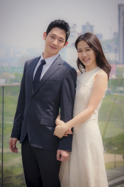 Its more than luck to have my first Drama starring with my sister Son Ye-jin.When the question about Son Ye-jin came out, Jung Hae Ins mouth became busy: What picture came and went behind the empathy melodies of Yon Jin-ah and Seo Jun-hee?I wonder about the story outside the two of them.JTBCs Pretty Sister Who Buys Good Bob (hereinafter referred to as Pretty Sister) is about the real love that started when two men and women who were living as just knowing fell in love.Jung Hae In plays the role of Seo Jun-hee, a six-year-old young man who falls in love with his game company Artirector and pretty sister, Yoon Jin-ah.Son Ye-jin works as a coffee company supervisor and plays the role of a talented 30-year-old pretty sister, Yoon Jin-ah.Jung Hae In said, It is burdensome enough to be the first starring role of Mellodrama, but it is true that the opponent Actor is Son Ye-jin senior, so there was more burdensome.I have a career that I have accumulated (for my senior), but I was burdened by my lack of work, he said.Son Ye-jin was the one who gave him the strength. Jung Hae In said, You sent a long text, but it was a great strength.Haine, you are Seo Jun-hee itself, so do not be too burdened, and if you are awkward, you can postpone it as awkward.He respected me as a person before I was a junior. I think that thanks to my consideration, I could lead to good breathing. The reaction of viewers to the two in Pretty Sisters was hot.From the question of whether or not you are actually dating to the voice of cheering for the actual couple, interest is explosive.The melodrama of two people who portrayed the love of Yon Jin-ah and Seo Jun-hee was so immersive.Jung Hae In said, There are many people around me who say, Cant you two be together? and Ill cheer you up. I talked to my sister and she was grateful.I feel good because I think it means that the sincerity of the acting has been delivered as well.As for the possibility of a real couple, he replied, I have a good sister. He said, I am in touch with you comfortably.I think I have a good sister who can listen to my story, not a difficult senior like before. I hope she can be a sister who can contact me comfortably in a year. The gratitude for partner Son Ye-jin was delivered to the last minute of the interview.Jung Hae In commented on Son Ye-jin, It is a person who can not be expressed in any modifier or adjective.I learned a lot, and it was more than luck to have my first protagonist with my sister. Photo Offering: FNC Entertainment, Drama House, Content K