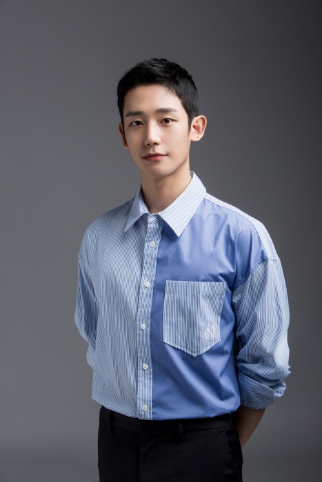 Its more than luck to have my first Drama starring with my sister Son Ye-jin.When the question about Son Ye-jin came out, Jung Hae Ins mouth became busy: What picture came and went behind the empathy melodies of Yon Jin-ah and Seo Jun-hee?I wonder about the story outside the two of them.JTBCs Pretty Sister Who Buys Good Bob (hereinafter referred to as Pretty Sister) is about the real love that started when two men and women who were living as just knowing fell in love.Jung Hae In plays the role of Seo Jun-hee, a six-year-old young man who falls in love with his game company Artirector and pretty sister, Yoon Jin-ah.Son Ye-jin works as a coffee company supervisor and plays the role of a talented 30-year-old pretty sister, Yoon Jin-ah.Jung Hae In said, It is burdensome enough to be the first starring role of Mellodrama, but it is true that the opponent Actor is Son Ye-jin senior, so there was more burdensome.I have a career that I have accumulated (for my senior), but I was burdened by my lack of work, he said.Son Ye-jin was the one who gave him the strength. Jung Hae In said, You sent a long text, but it was a great strength.Haine, you are Seo Jun-hee itself, so do not be too burdened, and if you are awkward, you can postpone it as awkward.He respected me as a person before I was a junior. I think that thanks to my consideration, I could lead to good breathing. The reaction of viewers to the two in Pretty Sisters was hot.From the question of whether or not you are actually dating to the voice of cheering for the actual couple, interest is explosive.The melodrama of two people who portrayed the love of Yon Jin-ah and Seo Jun-hee was so immersive.Jung Hae In said, There are many people around me who say, Cant you two be together? and Ill cheer you up. I talked to my sister and she was grateful.I feel good because I think it means that the sincerity of the acting has been delivered as well.As for the possibility of a real couple, he replied, I have a good sister. He said, I am in touch with you comfortably.I think I have a good sister who can listen to my story, not a difficult senior like before. I hope she can be a sister who can contact me comfortably in a year. The gratitude for partner Son Ye-jin was delivered to the last minute of the interview.Jung Hae In commented on Son Ye-jin, It is a person who can not be expressed in any modifier or adjective.I learned a lot, and it was more than luck to have my first protagonist with my sister. Photo Offering: FNC Entertainment, Drama House, Content K