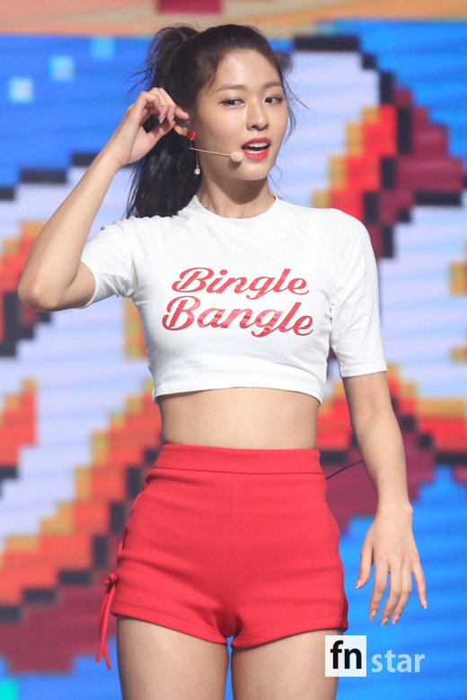 A female six-member group AOA (Jimin, Yuna, Hye-jung, Minah, Seolhyun, Chan Mi) attended the media showcase commemorating the release of their fifth mini-album BINGLE BANGLE, which was held at Yes 24 Live Hall in Gwangjin-gu, Seoul, on the afternoon of the 28th.The title song Bingle Bangle is a funky pop with a cheerful whistle and a fresh summer of summer.