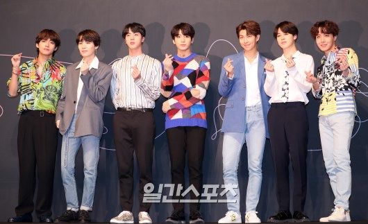 On the 28th of Korea time, Billboardss of the United States introduced the chart to be updated on the 30th with the article entitled BTS achieved the first album on the first Billboardss 200 chart through its homepage.BTS, who made a comeback on the 18th, came in first place with his regular 3rd album Love Your Self - Tier.According to the report, BTS broke the record of the highest number of 7 with its previous Love Yourself-Win - Huh. It was the first Korean singer to post more than 135,000 album palm sales.The number of BTSs that reached the top of the Billboardss 200 based on their remarkable record proved to be the worlds best boy band.It is only 12 years since foreign language albums topped the chart.