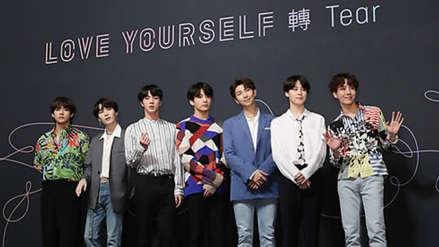 Group BTS regular 3rd album won the top of the Billboards main album chart.On the latest chart released by Billboards today (27 days local time in America), BTS regular third album, Love Yourself Former Tier (LOVE YOURSELF Tear), reached #1 on the Billboards 200.Billboards 200 ranks the most popular albums in United States of America every week, combining album sales, track sales, and streaming performance.This is the first time that a Korean singer has topped this chart.It is only 12 years since the album in foreign languages ​​not English came to the top of Billboards 200.In 2006, the male four-member popper group Il Divo once topped the chart with the album Ancora (also called Ancora), which was sung in Spanish, Italian, and French.It is also the first time BTS has recorded the album of the Grammy Award for Best World Music Album genre in the Billboards 200 number one.Billboards classifies all music originating outside the United States of America, including Europe, Asia, Africa, South America, and the Middle East, as World Music, so K Pop is also classified as World Music.