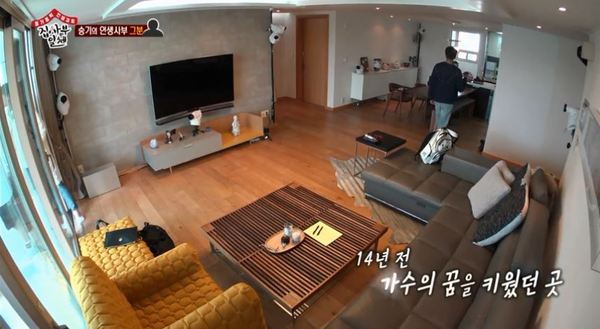 All The Butlers Lee Sun-hee / Video =MplaySinger Lee Sun-hee is the first to release his house on the air.Lee Sun-hee appeared in Lee Seung-gi Master on SBS entertainment program All The Butlers, which was broadcast yesterday (27th).Accordingly, Lee Seung-gi and Lee Sang-yun, Yang Se-hyeong, and Yook Seong-jae went to the master Lee Sun-hees house.Lee Seung-gi was in memories as soon as she arrived home, recalling the days she was trying to become a singer 14 years ago.Lee Seung-gi said, I have been here for a long time and I practiced here before my debut. I practiced singing while watching the Han River every night.I think a lot of old memories come to mind, he said, nothing has changed. Lee Sun-hee said, It is the first time a camera has come to the house. I did not release the house itself.I still believe only you. He showed a special affection for Lee Seung-gi.Meanwhile, All The Butlers is broadcast every Sunday on SBS at 6:25 pm.