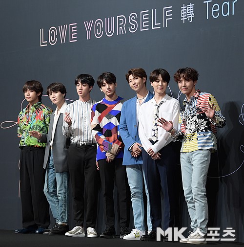 The group BTS has once again written a new Shinhwa with its new album LOVE YOURSELF Tear, ranking first in the United States of America Billboards chart Billboards 200.Billboards was the first Korean group to win the Billboards 200 (BTS) Love Yourself: Tear Becomes First K-Pop Album to Hit No.1 on Billboard 200 Chart) and BTS won the first place on the Billboards 200 with LOVE YOURSELF Tear (BTS Earls First No.1 Album on Billboard 200 Chart With Love Yourself: Tear) published an article titled and released the top news on the Billboards 200 chart of BTS.In particular, Billboards noted that LOVE YOURSELF Tear is the first album of the Billboards 200, the second album of the Billboards 200 and the top 10.This is not the only Shinhwa in BTS.They attended the 2018 United States of America Billboards Music Awards (BBMA) held at the MGM Grand Garden Arena in Las Vegas on the 21st (Korea time).At the time, BTS showed off its global popularity by presenting its comeback stage for the first time with its new song FAKE LOVE.Billboards attracted attention by introducing it as a group that has caused great repercussions around the world.He also won the Top Social Artist category for the second consecutive year.BTS has elevated Koreas status by winning the award proudly in competitions with Justin Bieber, Ariana Grande, Demi Lovato and Sean Mendes.The fans express that BTS music changed their lives, BTS said. I learned the power of the word Social.On the 25th, United States of America appeared on the United States of America famous talk show The Ellen DeGeneres Show (Ellen Show).This was also the second hottest attention after the first appearance in November last year.On the other hand, the goal of leader RM in the news of BTS which achieves the new record every day is gathering topics.RM said in the 2018 Billboards Music Awards that if we are steady, we will dare to dream of the Billboards Hot 100 one day.Attention is focusing on whether BTS dream can be achieved in the news of the # 1 Billboards 200 reported on the day.