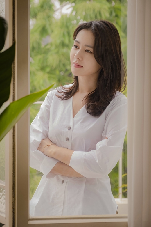 As much as I received a lot of love, I also got a lot of hate.Actor Son Ye-jin, who has been worried about Yon Jin-ah more than anyone else in the world, talked about his several surprising Choices.JTBC gilt drama Bobs pretty sister was a work that experienced dramatic reaction changes of viewers as much as the two main characters shaking emotions.Especially the Yoon Jin-ah character, which Son Ye-jin has Acted, did.At the beginning of the love affair, Yoon Jin-ah was a lovely person who made the viewer smile, but when the crisis came to love, the immature aspect was highlighted and the audience was criticized.Son Ye-jin found the reason in differentWhen a character named Jin-ah faces an event and does Choices, he makes repetitive mistakes; usually the characters in the drama grow rapidly and mature as sick as they go through it.And thats what viewers want, but its not really the case, and maybe because its unreal, we want to see it in the media.Jina was special because she went a different way than usual.It was a work that started from the beginning to the end, and I talked a lot with the director about the part that I did not understand.Jina was attracted to the fact that she was not a character that viewers wanted, and that was a different person.I think there was a embarrassing and unseemly aspect, because there were not many characters like Jin-ah as female characters in Korean dramas, but I liked that.Son Ye-jin continued to talk about some of the scenes some viewers thought most curiously.The best explanation for why Yon Jin-ah made such Choices in each scene was the actor Son Ye-jin.The part where Yoon Jin-ah says I grew up when he rejects the proposal for the United States of America by Seo Jun-hee (Jung Hae-in) is not really that way because the character has grown.Yoon Jin-ah probably felt like a chimney to follow in that situation.But you can not go to United States of America without family, work, or friends being settled.I also looked at the script at first and said, Why dont you follow United States of America?I asked, but when I was Acting Jin-ah myself, it was not because of the small size of love, but because of the situation.Not because their love is not solid, but because Yoon Jin-ah is not all in to Seo Jun-hee, and Yoon Jin-ah was not such a person.It was also the heart of Jin-ah who could not leave Seo Kyung-sun.He also explained the ending of the Me Too workshop in the company that was treated only as an ambassador.After suffering the unreasonable situation of relegation after the Me too revelation, Yon Jin-ah eventually submitted his resignation with a victory in the workshop three years later.In fact, when I look at the Me Too case, I have a long court battle, and most of the time, the victims are sitting down.But Jina had been fighting it for three years when there was no one around. She left the company after the fight.For three years, Yon Jin-ah would have lived as a shell to solve the case.I think that (with resignation) going down to Jeju would have been done after all, and then gone down because it needed a new time, because it would have been a loss for three years.It is not going down forever, but after a while, it will return to Jina, which is much harder. She also spoke about her new boyfriend, who was born to Yoon Jin-ah, during the three years since her separation from Seo Jun-hee.This was also the scene where Yoon Jin-ah received the biggest hate from viewers.The part where the new boyfriend came is bound to be ruined by viewers (laughs) and maybe that three years was not the time for Yoon Jin-ah to love someone.Who can you love after a love that is too big? I think I met someone with a pattern.There is a time when a person lives after a hard time, and I think that Jina lost the meaning of everything.So I met a new man as everyone did, and it was just a shell, so Jina was not happy. 