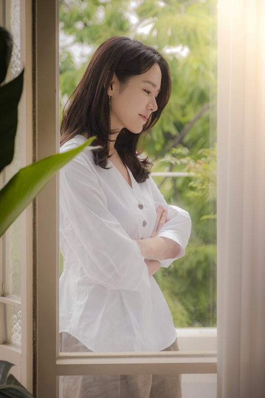 As much as I received a lot of love, I also got a lot of hate.Actor Son Ye-jin, who has been worried about Yon Jin-ah more than anyone else in the world, talked about his several surprising Choices.JTBC gilt drama Bobs pretty sister was a work that experienced dramatic reaction changes of viewers as much as the two main characters shaking emotions.Especially the Yoon Jin-ah character, which Son Ye-jin has Acted, did.At the beginning of the love affair, Yoon Jin-ah was a lovely person who made the viewer smile, but when the crisis came to love, the immature aspect was highlighted and the audience was criticized.Son Ye-jin found the reason in differentWhen a character named Jin-ah faces an event and does Choices, he makes repetitive mistakes; usually the characters in the drama grow rapidly and mature as sick as they go through it.And thats what viewers want, but its not really the case, and maybe because its unreal, we want to see it in the media.Jina was special because she went a different way than usual.It was a work that started from the beginning to the end, and I talked a lot with the director about the part that I did not understand.Jina was attracted to the fact that she was not a character that viewers wanted, and that was a different person.I think there was a embarrassing and unseemly aspect, because there were not many characters like Jin-ah as female characters in Korean dramas, but I liked that.Son Ye-jin continued to talk about some of the scenes some viewers thought most curiously.The best explanation for why Yon Jin-ah made such Choices in each scene was the actor Son Ye-jin.The part where Yoon Jin-ah says I grew up when he rejects the proposal for the United States of America by Seo Jun-hee (Jung Hae-in) is not really that way because the character has grown.Yoon Jin-ah probably felt like a chimney to follow in that situation.But you can not go to United States of America without family, work, or friends being settled.I also looked at the script at first and said, Why dont you follow United States of America?I asked, but when I was Acting Jin-ah myself, it was not because of the small size of love, but because of the situation.Not because their love is not solid, but because Yoon Jin-ah is not all in to Seo Jun-hee, and Yoon Jin-ah was not such a person.It was also the heart of Jin-ah who could not leave Seo Kyung-sun.He also explained the ending of the Me Too workshop in the company that was treated only as an ambassador.After suffering the unreasonable situation of relegation after the Me too revelation, Yon Jin-ah eventually submitted his resignation with a victory in the workshop three years later.In fact, when I look at the Me Too case, I have a long court battle, and most of the time, the victims are sitting down.But Jina had been fighting it for three years when there was no one around. She left the company after the fight.For three years, Yon Jin-ah would have lived as a shell to solve the case.I think that (with resignation) going down to Jeju would have been done after all, and then gone down because it needed a new time, because it would have been a loss for three years.It is not going down forever, but after a while, it will return to Jina, which is much harder. She also spoke about her new boyfriend, who was born to Yoon Jin-ah, during the three years since her separation from Seo Jun-hee.This was also the scene where Yoon Jin-ah received the biggest hate from viewers.The part where the new boyfriend came is bound to be ruined by viewers (laughs) and maybe that three years was not the time for Yoon Jin-ah to love someone.Who can you love after a love that is too big? I think I met someone with a pattern.There is a time when a person lives after a hard time, and I think that Jina lost the meaning of everything.So I met a new man as everyone did, and it was just a shell, so Jina was not happy. 