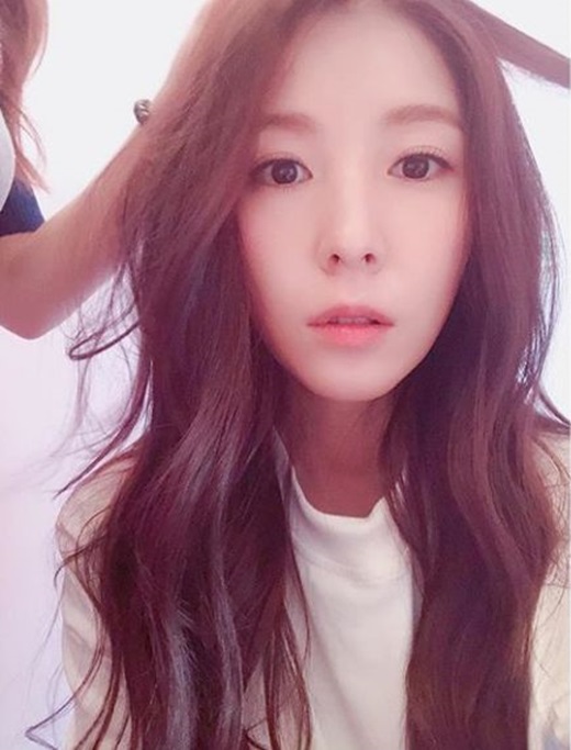 Singer BOA has reported on the latest situation.The BOA posted a picture on his 28th day of his instagram that seemed to be trimming his hairstyle with the phrase Zolida.BOA will appear on the TVN entertainment program Food diary Dak-bokkeum-tang which will be broadcasted on the 30th.Food diary Dak-bokkeum-tang is a farming program of seven urban farmers to make a bowl of Dak-bokkeum-tang, a reality observation entertainment program featuring the farm life of entertainers who became farmers.