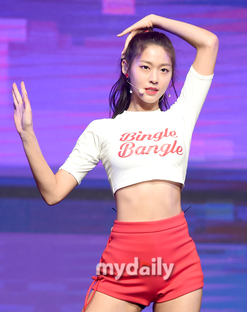 AOA Seolhyun sings at a showcase held at Yes 24 Live Hall in Gwangjang-dong, Seoul on the afternoon of the 28th.The mini-fifth album Bingle Bangle (BINGLE BANGLE), restructured into a six-member group, by AOA (Jimin Yuna Hye-jung Minah Seolhyun Chan Mi), is a song that gives a refreshing sound of summer with a cheerful whistle.