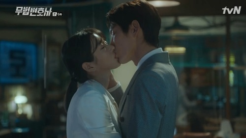 Viewers were baffled by Lee Joon-gi Seo Ye-jis high-speed romance.Bong Sang-pil (Lee Joon-gi) and Ha Jae-i (Seo Ye-ji) performed a high-speed romance on the 6th TVN weekend drama Lawless Lawyer broadcast on May 27 (playplayed by Yoon Hyun-ho/director Kim Jin-min).Bong Sang-pil returned to his hometown in 18 years to avenge Cha Moon-sook (Lee Hye-young), who killed his mother Choi Jin-ae (Shin Eun-jung), and first held hands with Ha Jae-yi, the daughter of Noh Hyun-joo, who helped him flee from his death crisis with his mother at the time.Lawyer Bong Sang-pil hired a lawyer, Ha Jae-yi, who was disciplined, as my secretary.Ha Jae-yi was thinking of Cha Moon-sook as a mother with his mother Roh Hyun-joos missing wounds, and Bong Sang-pil took charge of the case of Lee Dae-yeon, who wrote An Innocent Man, who killed Lee Young-soo, the established mayor by An Oh-ju, and made Ha Jae-yi take off the mask of An-ju Cha Moon-sook himself.Ha Jae-yi soon learned about Murder and MurderAn Innocent Man in An-o-ju, and found out that there was Cha Moon-suk behind it.Ha Jae-yi was surprised by the reversal of Cha Moon-sook, who had believed that he was surprised to find a picture of my mother, which Bong Sang-pil was hiding.This is where the man who asked Anoju to kill his mother is Cha Mun-suk, who told him what happened to me and what happened to your mother, and what happened to her, is Cha Mun-suk.Ha Jae-yi was in shock, and Bong Sang-pil drank and drank with Ha Jae-yi.Ha Jae-yi then asked Woo Hyung-man, who kidnapped Bong Sang-pil and Roh Hyun-joo 18 years ago, as instructed by An-oh, to reveal that he was the daughter of Roh Hyun-joo and asked his mothers whereabouts.Ha Jae-yi was desperate to know that the word meant the death of his mother.Ha Jae-yi came to Bong Sang-pil and asked him, How did you live 18 years like this? Bong Sang-pil kissed him in addition to hugging Ha Jae-yi, who shared the same wound.And Bong Sang-pil Ha Jae-yi was pictured waking up together after spending the night together.It was somewhat sudden that Ha Jae-yi, who had just confirmed the past wounds and the revenge target, An-ju Cha Moon-sook, was playing a high-speed romance with Bong Sang-pil.After the broadcast, viewers said through the related bulletin board, How do you do it in that situation suddenly? I think I have lost my progress too soon. I understood it. Kiss?I wanted to have no love line, but this is a full adult love, Mid is changing lovers from time to time, but this is what, and complained.Yoo Gyeong-sang