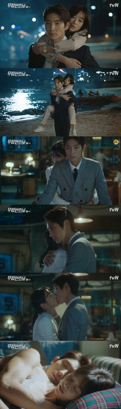 Viewers were baffled by Lee Joon-gi Seo Ye-jis high-speed romance.Bong Sang-pil (Lee Joon-gi) and Ha Jae-i (Seo Ye-ji) performed a high-speed romance on the 6th TVN weekend drama Lawless Lawyer broadcast on May 27 (playplayed by Yoon Hyun-ho/director Kim Jin-min).Bong Sang-pil returned to his hometown in 18 years to avenge Cha Moon-sook (Lee Hye-young), who killed his mother Choi Jin-ae (Shin Eun-jung), and first held hands with Ha Jae-yi, the daughter of Noh Hyun-joo, who helped him flee from his death crisis with his mother at the time.Lawyer Bong Sang-pil hired a lawyer, Ha Jae-yi, who was disciplined, as my secretary.Ha Jae-yi was thinking of Cha Moon-sook as a mother with his mother Roh Hyun-joos missing wounds, and Bong Sang-pil took charge of the case of Lee Dae-yeon, who wrote An Innocent Man, who killed Lee Young-soo, the established mayor by An Oh-ju, and made Ha Jae-yi take off the mask of An-ju Cha Moon-sook himself.Ha Jae-yi soon learned about Murder and MurderAn Innocent Man in An-o-ju, and found out that there was Cha Moon-suk behind it.Ha Jae-yi was surprised by the reversal of Cha Moon-sook, who had believed that he was surprised to find a picture of my mother, which Bong Sang-pil was hiding.This is where the man who asked Anoju to kill his mother is Cha Mun-suk, who told him what happened to me and what happened to your mother, and what happened to her, is Cha Mun-suk.Ha Jae-yi was in shock, and Bong Sang-pil drank and drank with Ha Jae-yi.Ha Jae-yi then asked Woo Hyung-man, who kidnapped Bong Sang-pil and Roh Hyun-joo 18 years ago, as instructed by An-oh, to reveal that he was the daughter of Roh Hyun-joo and asked his mothers whereabouts.Ha Jae-yi was desperate to know that the word meant the death of his mother.Ha Jae-yi came to Bong Sang-pil and asked him, How did you live 18 years like this? Bong Sang-pil kissed him in addition to hugging Ha Jae-yi, who shared the same wound.And Bong Sang-pil Ha Jae-yi was pictured waking up together after spending the night together.It was somewhat sudden that Ha Jae-yi, who had just confirmed the past wounds and the revenge target, An-ju Cha Moon-sook, was playing a high-speed romance with Bong Sang-pil.After the broadcast, viewers said through the related bulletin board, How do you do it in that situation suddenly? I think I have lost my progress too soon. I understood it. Kiss?I wanted to have no love line, but this is a full adult love, Mid is changing lovers from time to time, but this is what, and complained.Yoo Gyeong-sang