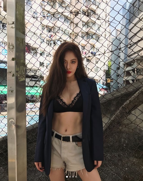 Singer Hyuna proved the presence of the still Fake King.On May 27, Hyuna posted several photo shoot behind-the-scenes photos on her instagram.Inside the picture is a figure of Hyuna, wearing a Lingerie look and radiating sexy charms; Hyunas solid body catches the eye.While shooting a picture, it emits more intense charisma than anyone else, while the reversal charm of Hyuna, which reveals a pure smile when not shooting, is also noticeable.Fans who responded to the photos responded such as This sister is a big hit?, Wavenbee also and Hyuna is the most beautiful.delay stock