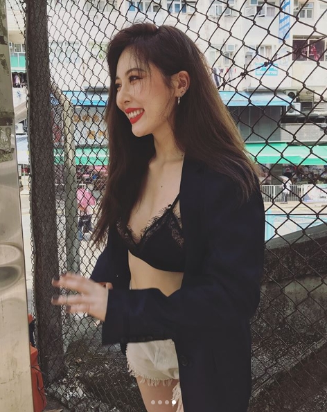 Singer Hyuna proved the presence of the still Fake King.On May 27, Hyuna posted several photo shoot behind-the-scenes photos on her instagram.Inside the picture is a figure of Hyuna, wearing a Lingerie look and radiating sexy charms; Hyunas solid body catches the eye.While shooting a picture, it emits more intense charisma than anyone else, while the reversal charm of Hyuna, which reveals a pure smile when not shooting, is also noticeable.Fans who responded to the photos responded such as This sister is a big hit?, Wavenbee also and Hyuna is the most beautiful.delay stock