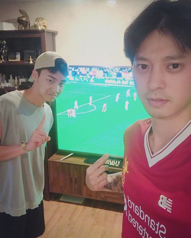 Singers Roy Kim and Jung Joon-young boasted a strong friendship.Roy Kim posted a picture on his instagram on May 27 with an article entitled sorry bro... but dont forget I won the bet.In the photo, Roy Kim and Jung Joon-young are making a humorous look pointing to the screen on the football relay: the warm friendship of the two draws Eye-catching.sulphur-su-yeon