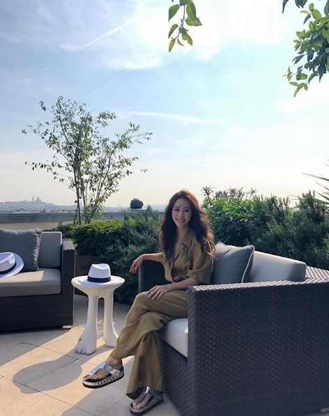 Actor Han Ji-min showed off his unbearable Goddess beautyHan Ji-min posted a variety of photos on his Instagram page on May 27.The photo shows Han Ji-min, who is having a good time in Paris, France, staring at the camera with a bright smile.The clean weather and the neat beauty of Han Ji-min blend together to capture the Sight.Stylist Han Hye-yeon walking along Paris street with Han Ji-min is also seen.The fans who responded to the photos responded, I just watched it, but I laugh, Its so beautiful, and I like this combination so much.delay stock