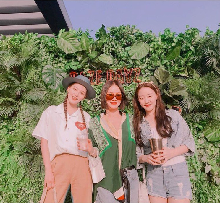 Kim Jae-kyung Go Woo-ri from Rainbow met Uhm Jung-hwa.Kim Jae-kyung posted a picture on his Instagram page on May 27 with the caption: Dreams are raw, meeting senior Uhm Jung-hwa; I admire you.In the photo, Kim Jae-kyung Uhm Jung-hwa Go Woo-ri is affectionate. The atmosphere of the music industrys seniors attracts attention.The look of shy Go Woo-ri in front of the presidential election Uhm Jung-hwa is also impressive.sulphur-su-yeon