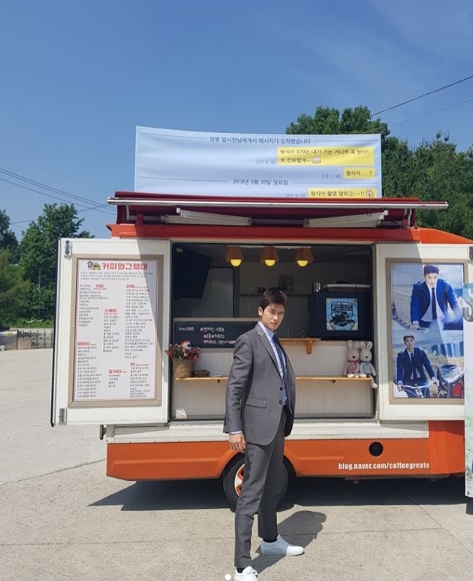 Siwan, a former child of the group empire serving in the military, presented Coffee or Tea to Park Hyung-sik, a former member of the same group.Park Hyung-sik wrote on his instagram on May 28, My corporal, who made me start shooting with tears from morning, please come out healthy.Thank you Allaview and posted a picture.Inside the picture was a picture of Park Hyung-sik posing in front of Coffee or Tea presented by Siwan.Park Hyung-siks various comic poses bring out the laughter of the viewer.Park Hyung-sik and Siwan, who have been sticky friendships since leaving the group, are impressive.The fans who responded to the photos responded such as It is so cute, Walk only the flower path for you two. Please finish your life safely and leave.delay stock