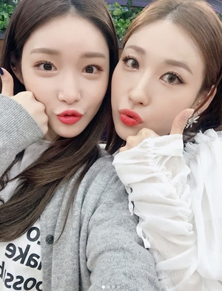 Beauty Creator RISABAE and singer Cheongha met.RISABAE appears on EBS FM Radio Watch on May 27th on Personal Instagram Celebratory photoI posted the article.On this day, RISABAE showed a sister-like synchro rate in search of a studio with a blue-haired Make-up.RISABAE said, I was so happy and happy to meet you with your make-up and your friend. Everyone has a warm night.On May 27, Cheongha also said through a personal Instagram, I was so happy and happy today! I will support my sister in the future!Please listen to the warm new song E.N.C of your sister. Park Su-in