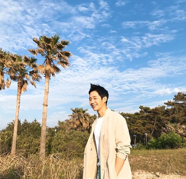 Actor Jung Hae In showed off his warm smileJung Hae In posted a photo on May 28 on Instagram with an article entitled May be a happy day when unexpected good things happen, please try this week.Inside the picture was a picture of Jung Hae In, wearing a trench coat and smiling brightly.Even with bangs blowing due to strong winds, the warm Jung Hae In visuals attract Eye-catching.Jung Hae In, who is laughing so loud that his head is turned, raises the curiosity of the viewer.Fans who responded to the photos responded such as Unexpected Good Things = Jung Hae In, I want to see and Photos are uploaded!delay stock