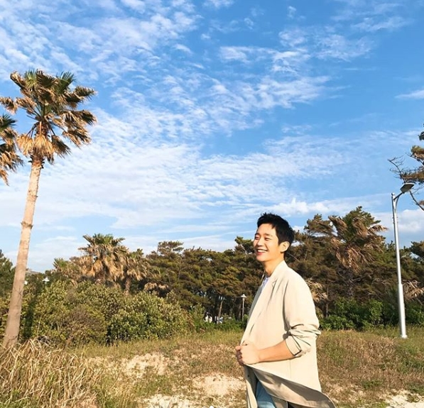 Actor Jung Hae In showed off his warm smileJung Hae In posted a photo on May 28 on Instagram with an article entitled May be a happy day when unexpected good things happen, please try this week.Inside the picture was a picture of Jung Hae In, wearing a trench coat and smiling brightly.Even with bangs blowing due to strong winds, the warm Jung Hae In visuals attract Eye-catching.Jung Hae In, who is laughing so loud that his head is turned, raises the curiosity of the viewer.Fans who responded to the photos responded such as Unexpected Good Things = Jung Hae In, I want to see and Photos are uploaded!delay stock