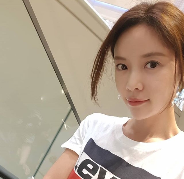 Actor Hwang Jung-eum also boasted a humiliating Beautiful looks in Morning Selfies.Hwang Jung-eum posted two photos of himself on his personal instagram on the morning of May 28th.Hwang Jung-eum, along with the photo, said Good morning, and added that it was a picture taken in the morning.Hwang Jung-eum in the photo reveals a slim figure on a swelling face and creates envy of the public.Park Su-in