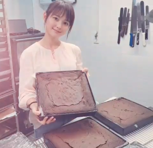 Actor Nam Bo-ra baked a brownie himself to give to the children of the nursery school.Nam Bo-ra posted a video on his instagram on May 27 with an article entitled I made a brownie to enter the nursery school lunch box this month.The video featured Nam Bo-ra, who made his own brownie; Nam Bo-ra made his best brownie, breaking eggs and kneading them.Even though the hair is tied together, the beauty of Nam Bo-ra is eye-catching.Fans who encountered the video said, My heart is warm and beautiful Bora, brownie for the people of the nursery school.It is so beautiful, and You are pretty, but you are good at cooking. delay stock